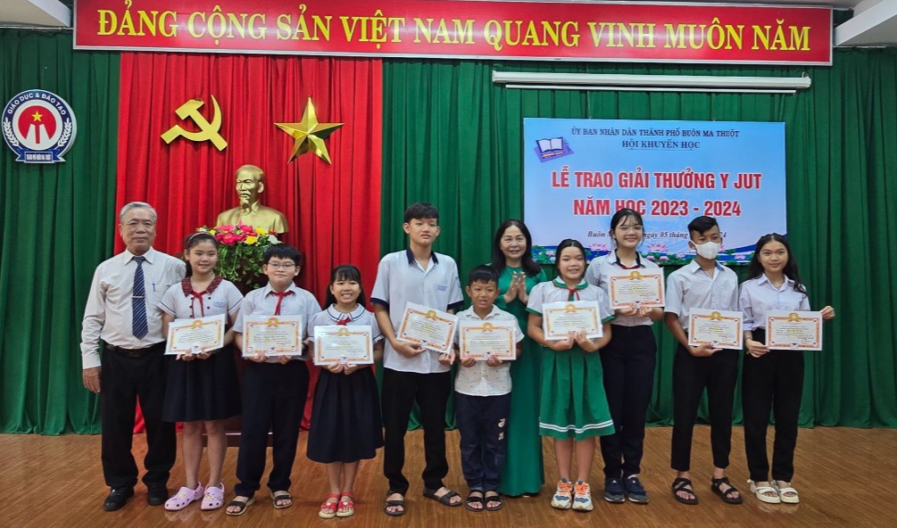Hội Khuyến học Buôn Ma Thuột trao Giải thưởng Y Jút năm học 2023-2024